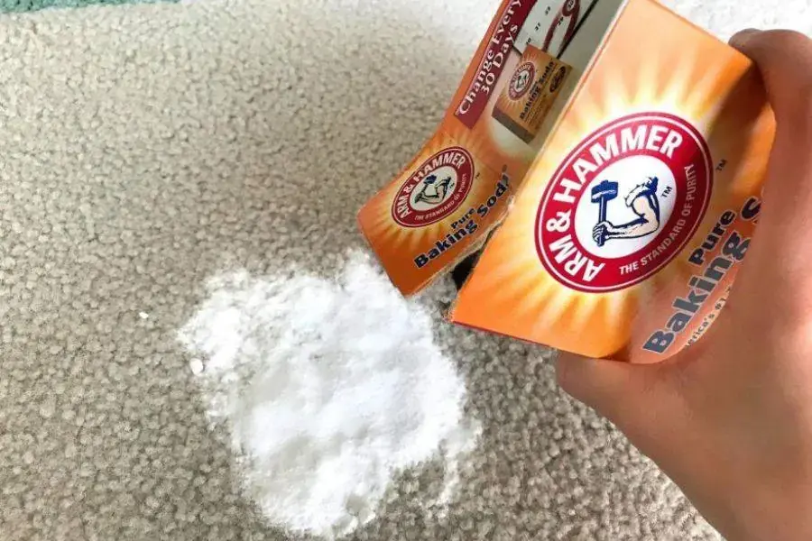 Baking soda có tác dụng đánh bật vết bẩn và khử mùi hôi trên thảm trải sàn hiệu quả 