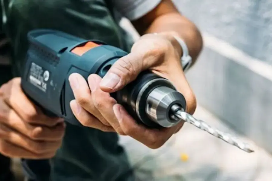 Sử dụng máy khoan khoét tường chuyên dụng để dễ dàng thi công.