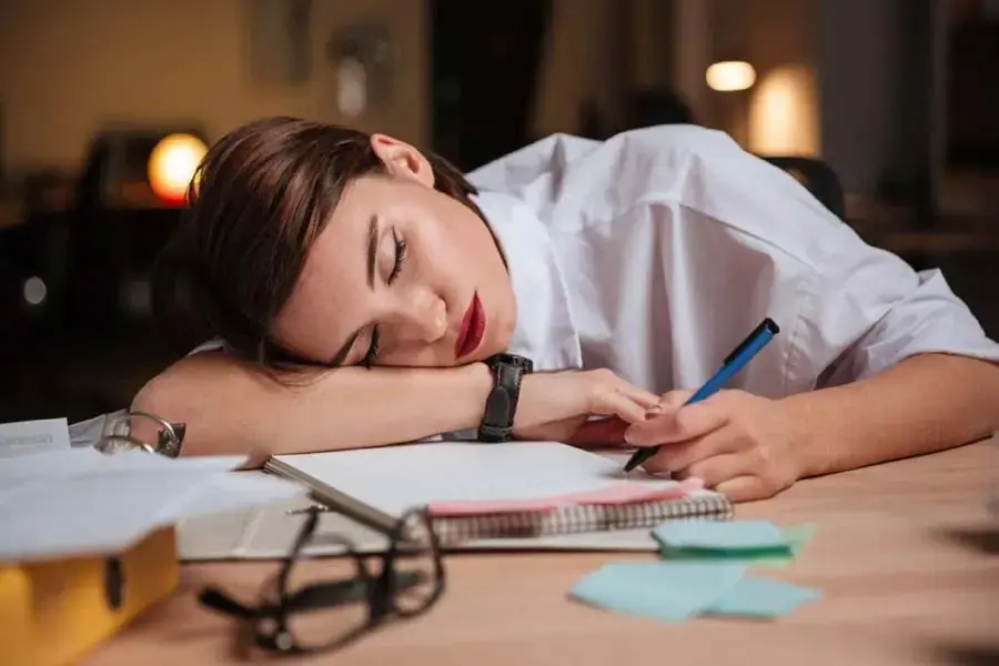 Ngồi máy lạnh quá lâu sẽ khiến bạn cảm thấy uể oải, trì trệ trong công việc (nguồn: Dailymail)