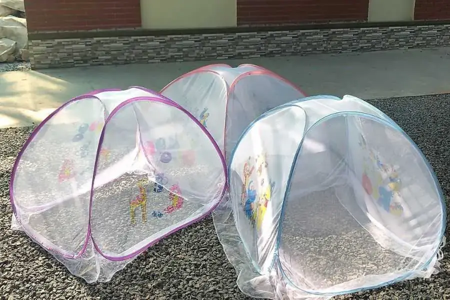 Đặt màn ngay ngắn trước khi thực hiện gấp