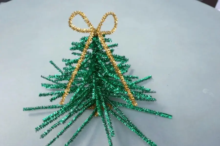Mẫu cây thông noel làm từ dây kim tuyến cực chất.