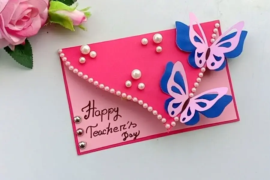Đính kèm nhiều viên ngọc trai làm cho tấm thiệp nổi bật.