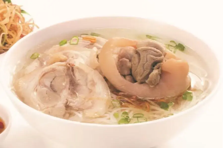 Bún giò heo là sự hòa quyện giữa nước dùng ngọt thơm cùng giò heo béo mềm