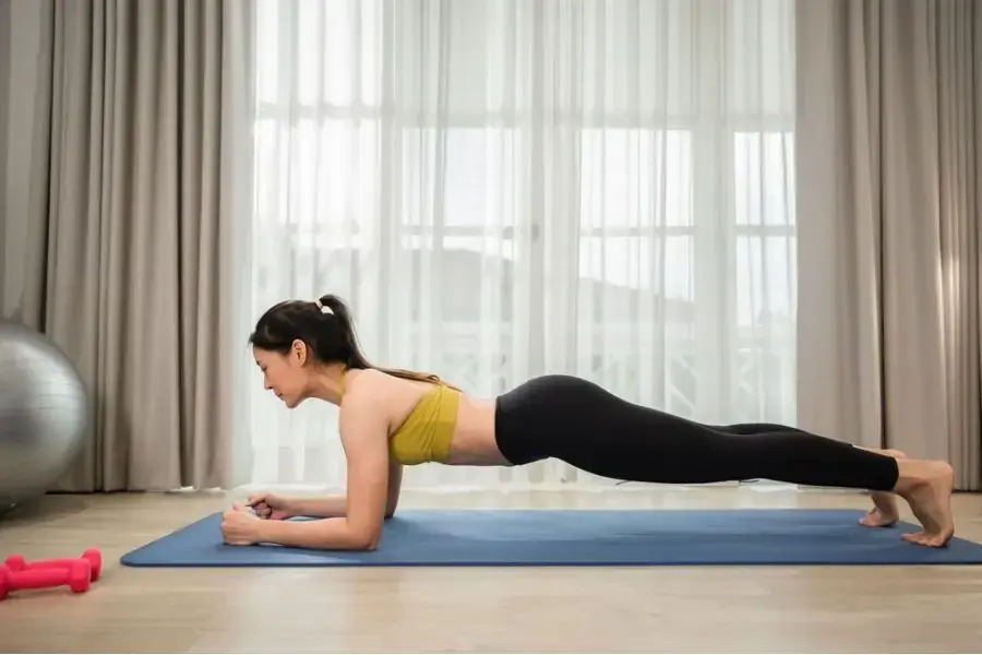 Động tác plank bạn sẽ bắt đầu với tư thế chống đẩy