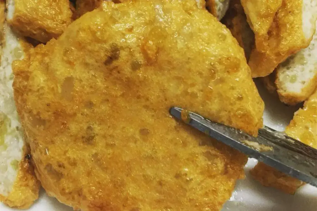 Chả cốm sau khi chiên