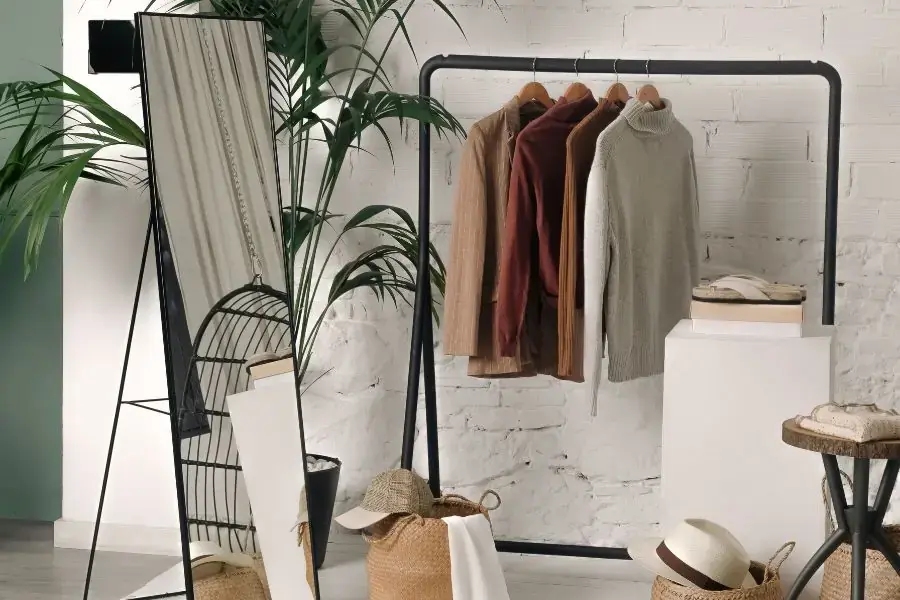 Sử dụng kệ mở để treo quần áo giúp giảm lượng đồ trong tủ đáng kể