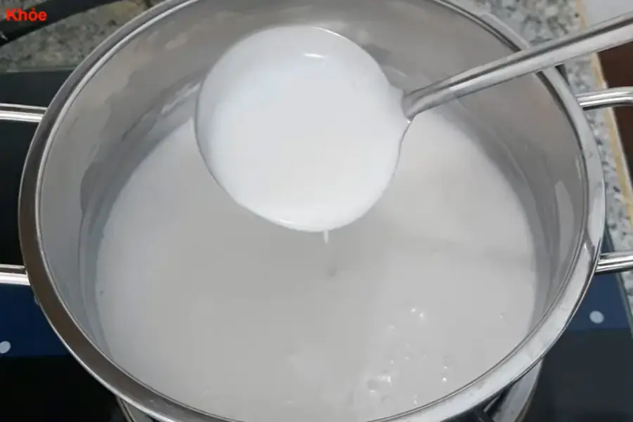 Nấu nước cốt dừa