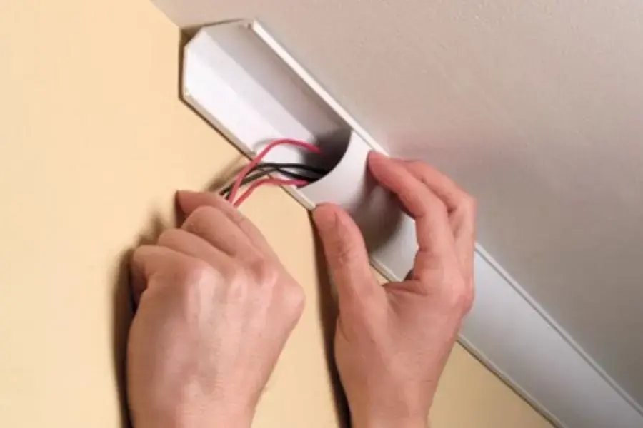 Lắp đặt ống dẫn dây điện nổi để đảm bảo an toàn cho người dùng