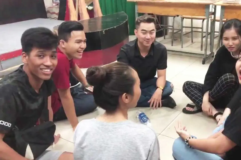 Trò xoay chai đơn giản và rất dễ chơi.