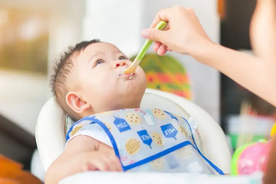 Nên cho trẻ tập ăn dặm bắt đầu từ 6 tháng tuổi (2)