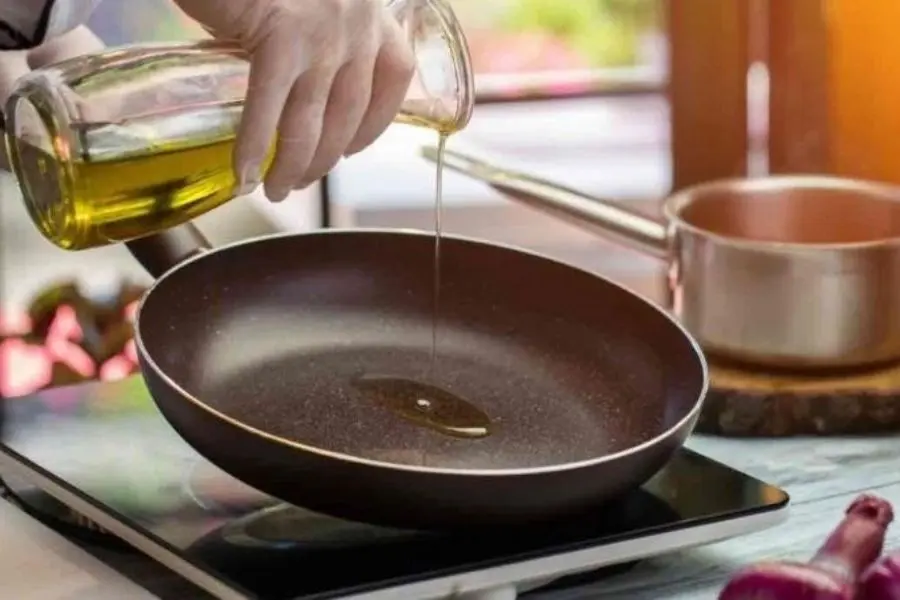 Đổ dầu vào lòng chảo