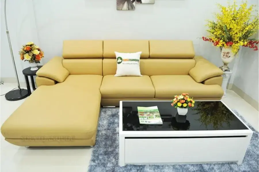 Phòng có cửa sổ theo hướng Đông nên chọn sofa màu vàng