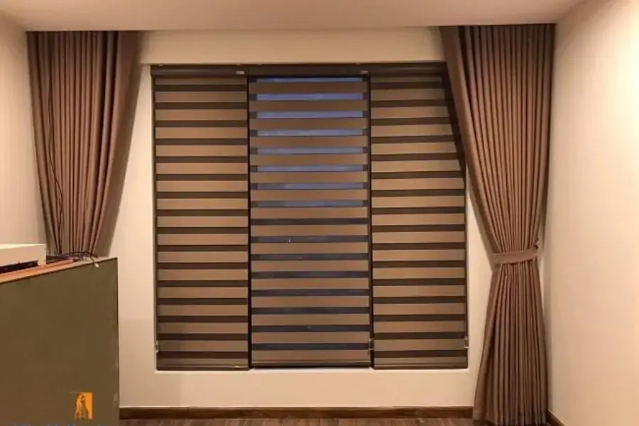 Chọn rèm cửa phòng thờ màu nâu gỗ