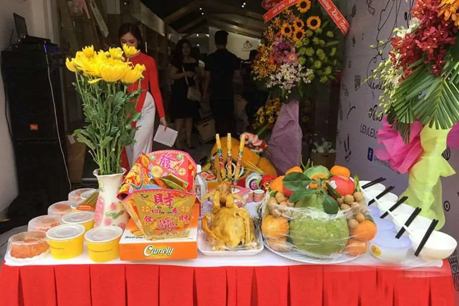Chuẩn bị mâm ngũ quả đầy đặn, đại diện cho sản vật 5 phương dâng lên thần linh.