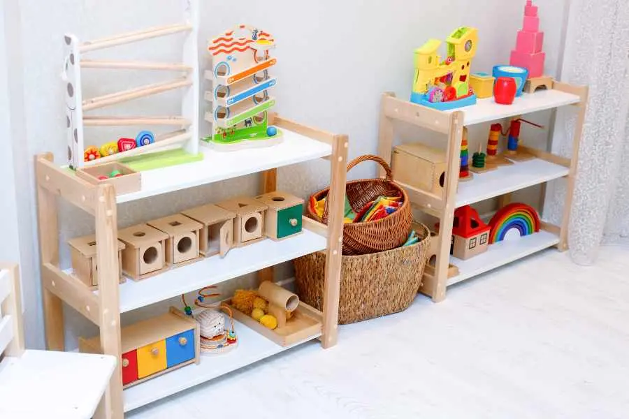 Cách bố trí các góc trong lớp học mầm non theo chủ đề thủ công mỹ nghệ.