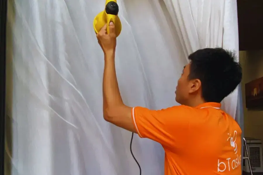 Việc này nhằm bảo vệ và lưu giữ hương thơm dài lâu cho chiếc rèm cửa