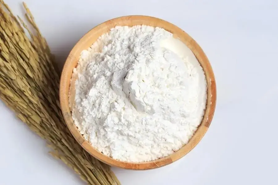 Bột mì, bột gạo trộn cùng dầu ăn sẽ giúp làm sạch những vết bẩn cứng đầu trên sàn nhà rất tốt (nguồn: docbao.vn)