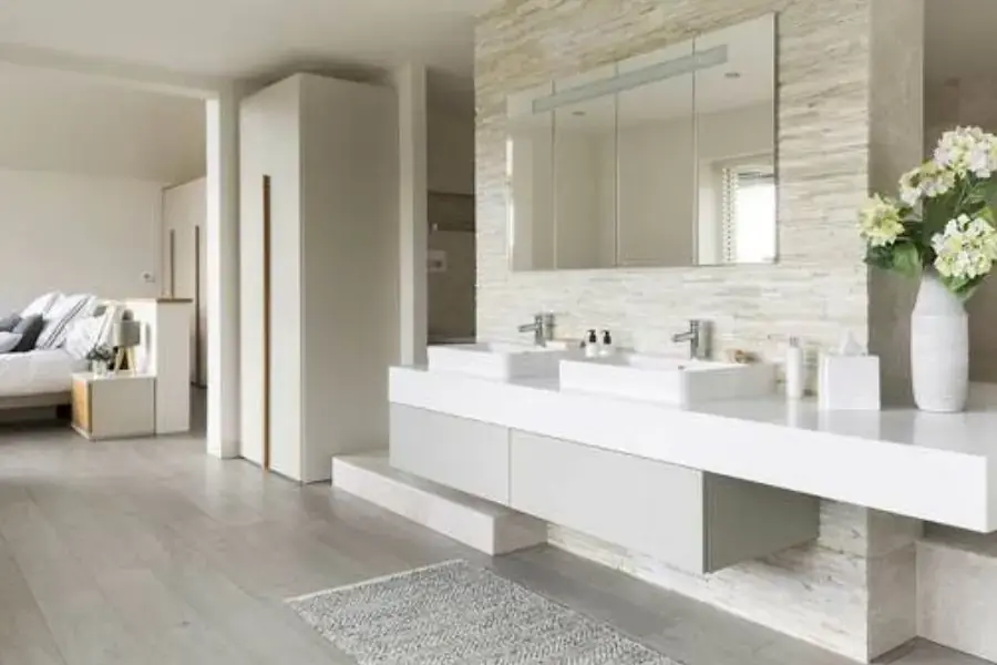 Không đặt toilet đối diện cửa chính 