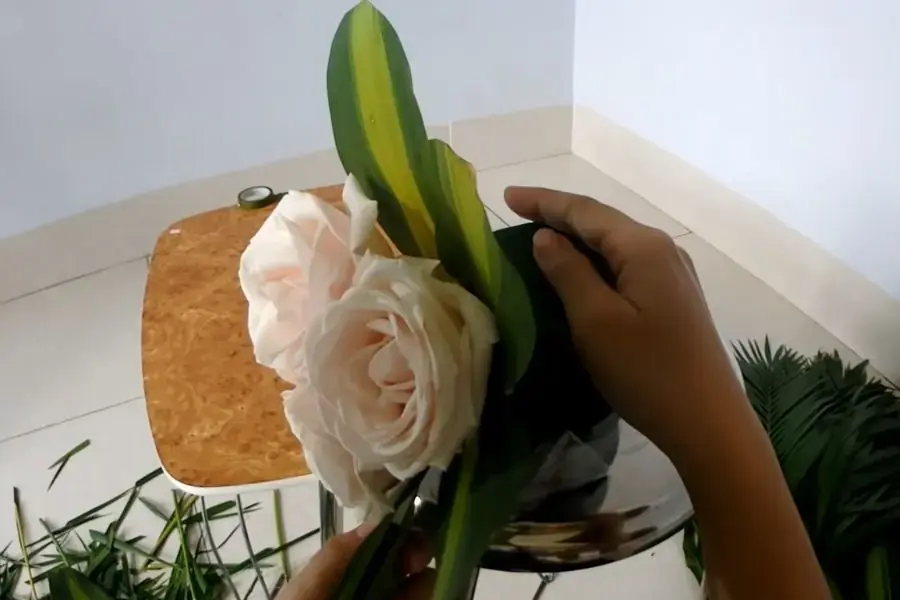 Cắm lá thiết mộc lan để trang trí