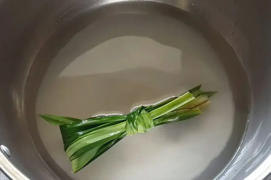 Nấu nước đường để ăn kèm chè khúc bạch