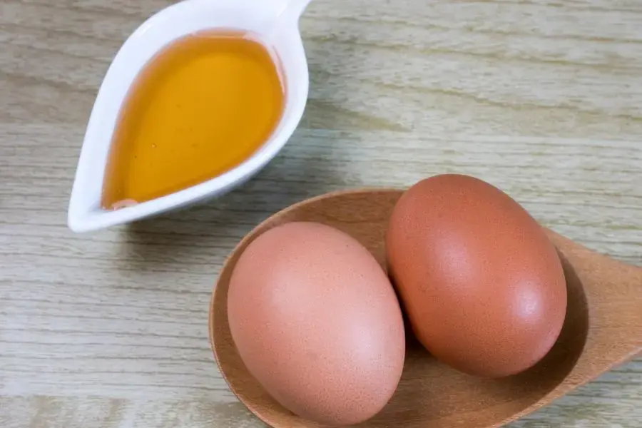 Sử dụng hỗn hợp mật ong và trứng gà 3 lần mỗi tuần trong suốt 1 tháng để đem lại hiệu quả tăng cân nhanh chóng.