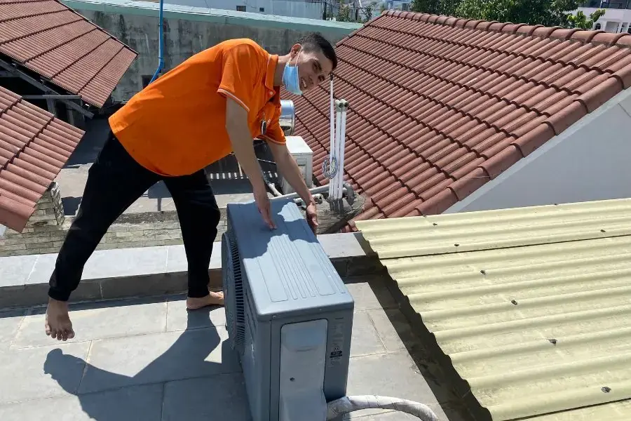 Vị trí sàn mái được đánh giá là tối ưu nhất để đặt cục nóng điều hòa bởi sự thông thoáng và chắc chắn!