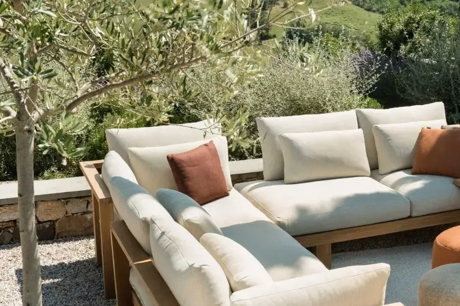 Đặt ghế ngoài trời sau khi vệ sinh sofa để ghế khô nhanh hơn
