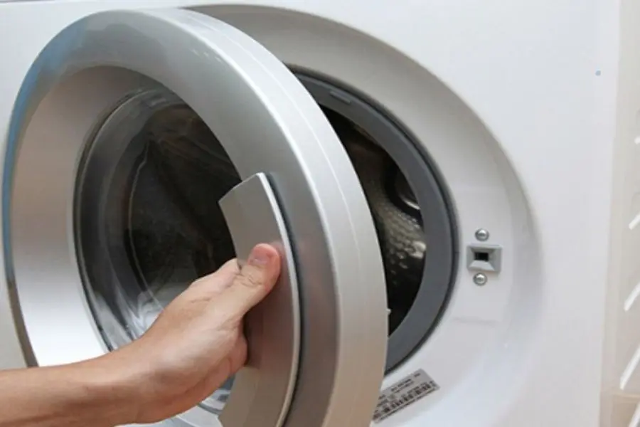 Kiểm tra trạng thái của công tắc cửa máy giặt.