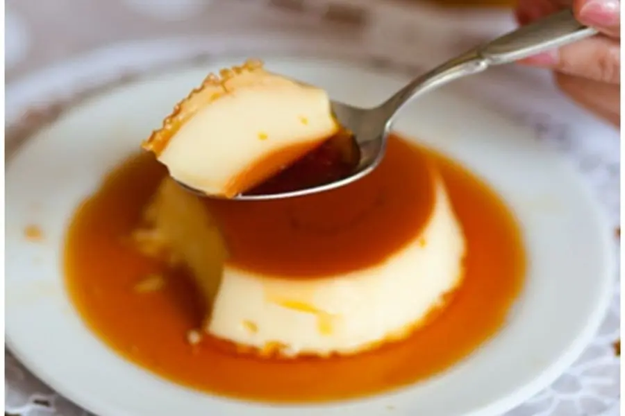 Dùng muỗng chắn 1 mẩu bánh flan sữa tươi