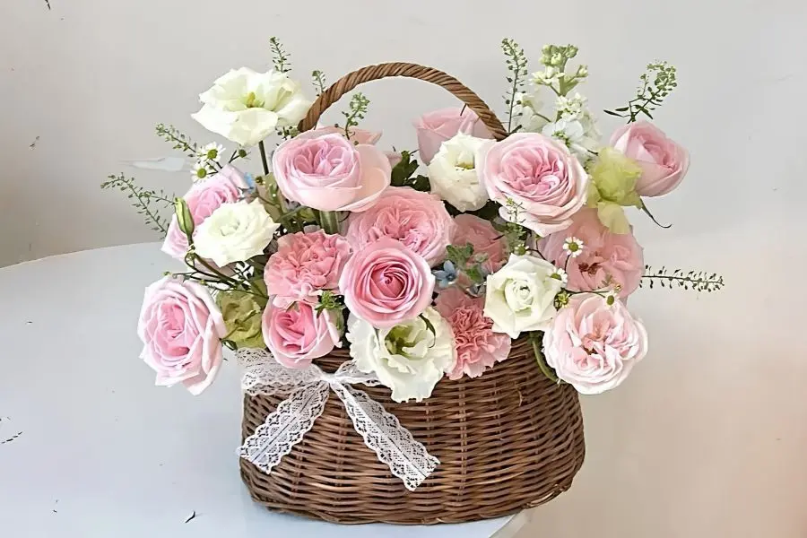 Mẫu giỏ hoa hồng, cát tường và cẩm chướng tặng cô giáo