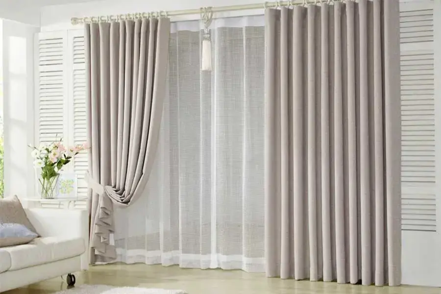 Không được lắp lọt lòng là nhược điểm của rèm vải