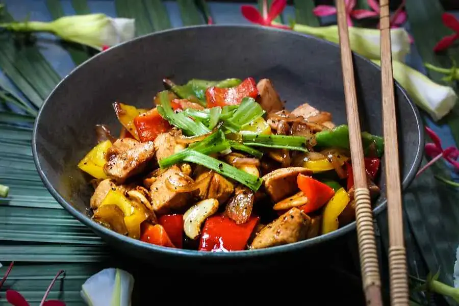 Bữa tối gia đình với món sườn non chay xào chua ngọt.