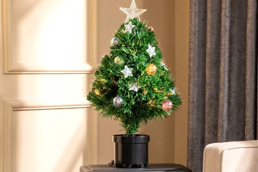 Đây là mẫu cây thông Noel trang trí được làm từ dây kim tuyến xanh.