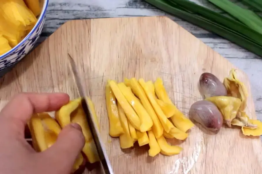 Cắt mít thành các sợi nhỏ