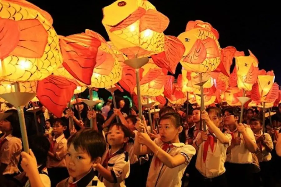 Tổ chức các trò chơi cho bé giúp phụ huynh và trẻ em gần gũi và tình cảm hơn.