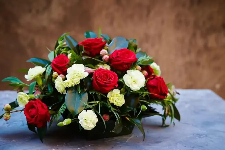 Cắm hoa hình vòm với hoa hồng đỏ nổi bật.