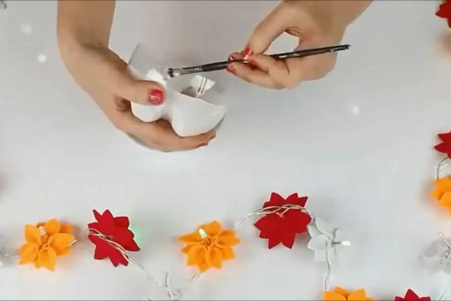 Sơn đáy chai nhựa giúp quả cầu tuyết trông đẹp mắt hơn.
