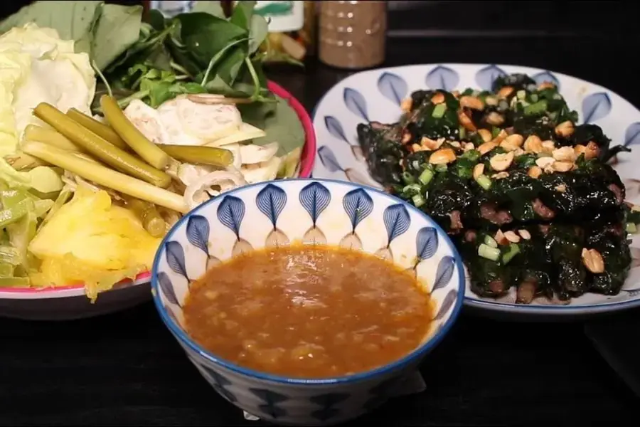 Bò lá lốt cuốn bánh tráng chấm mắm nêm bùng vị, hấp dẫn