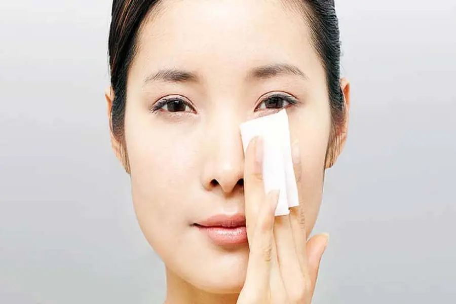 Giấy thấm dầu sẽ giúp bạn lấy đi lượng dầu đang tồn đọng trên bề mặt da.