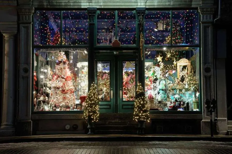 Trang trí noel cho cửa hàng với phụ kiện giáng sinh (dây kim tuyến, trái châu…)