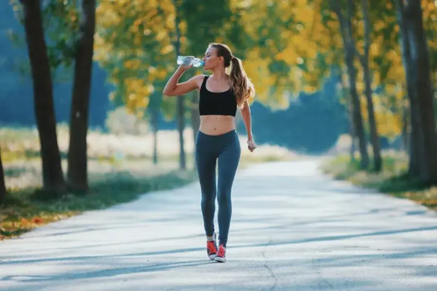 Đi bộ giúp tiêu hao mỡ thừa và giảm cân hiệu quả.