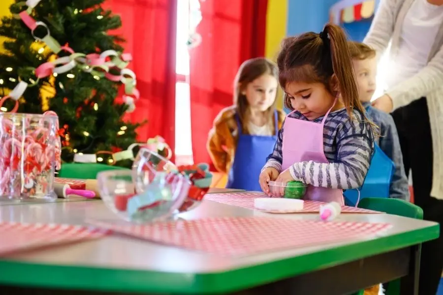 Khám phá thế giới đầy màu sắc qua trang trí Noel sáng tạo ở mầm non.