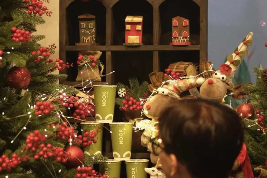 NOOK Coffee&Tea Bình Dương có không gian thoáng đãng, menu nước và bánh đa dạng để thực khách thoải mái lựa chọn.