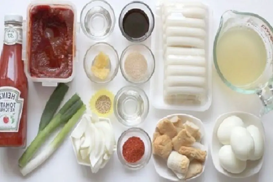 Tương cà, tương ớt, trứng, bột mì, chả cá,...