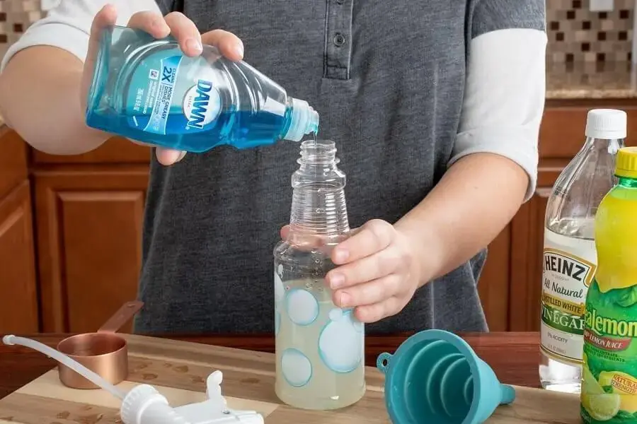 Kết hợp giấm và nước rửa chén sẽ tạo ra dung dịch lau cửa kính sạch và siêu sáng bóng (Nguồn: Thekrazycouponlady)