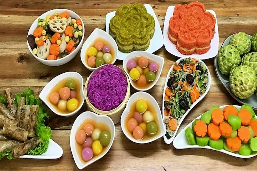 Chuẩn bị mâm cúng chay rằm tháng Giêng đủ đầy.