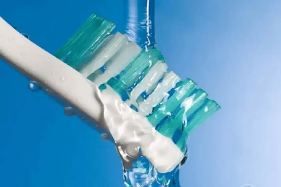 Vệ sinh bàn chải với nước sau khi sử dụng (nguồn: mevacon.com.vn)