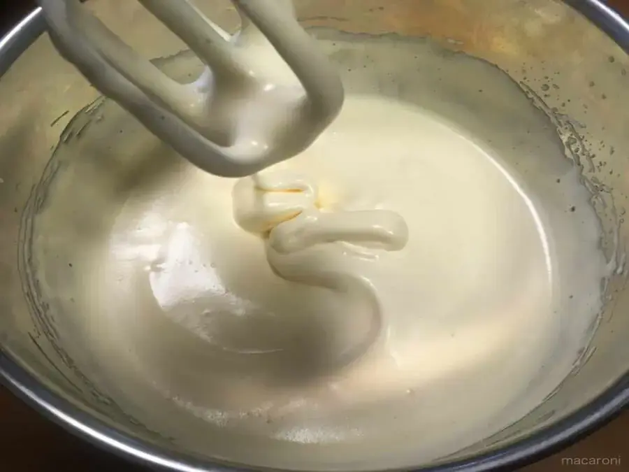 Dùng máy để đánh đều và giúp kem bông lên.