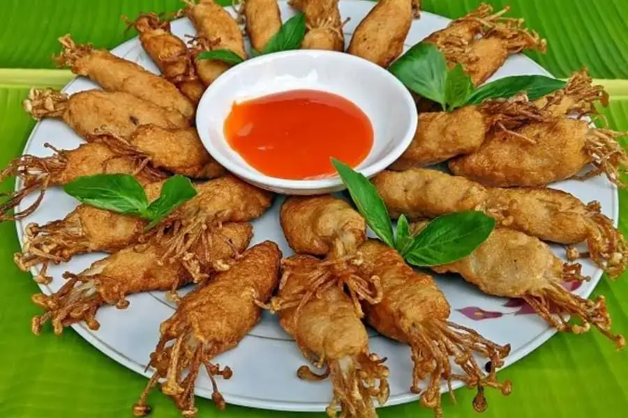 Thịt chả cá basa dai giòn, màu sắc bắt mắt, ăn kèm cùng với nấm kim châm thanh ngọt tự nhiên