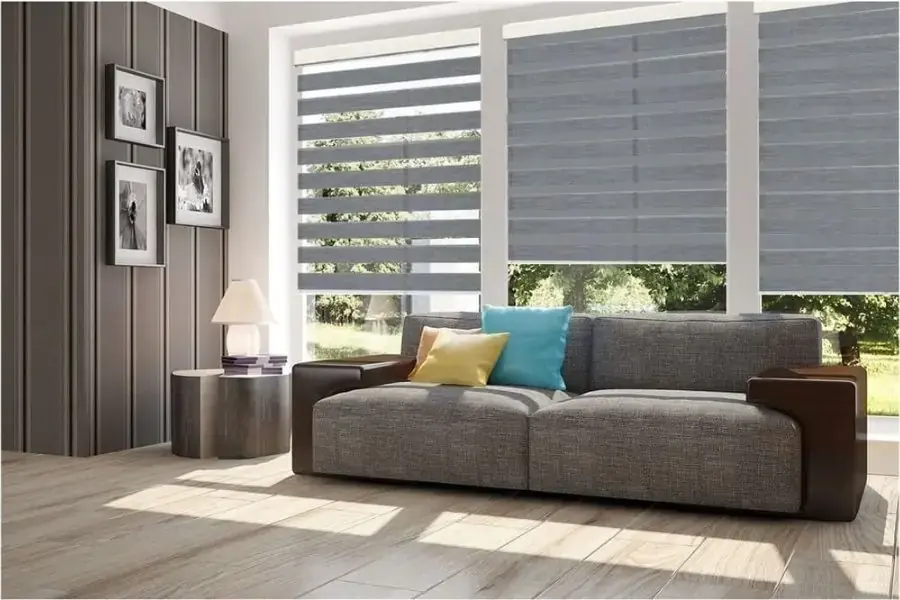 Kéo rèm cửa vào buổi trưa để hạn chế ánh nắng rọi trực tiếp vào nhà
